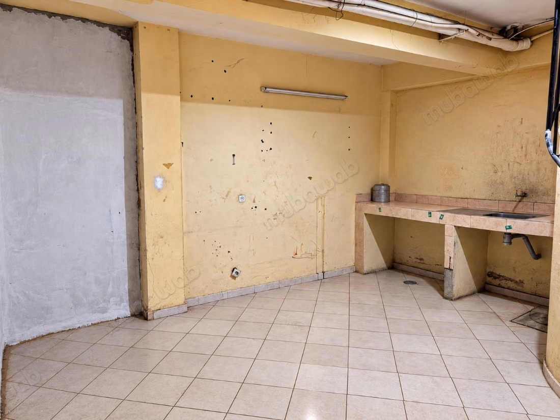 Magasin commercial de 154 m² 
Mezzanine & cave