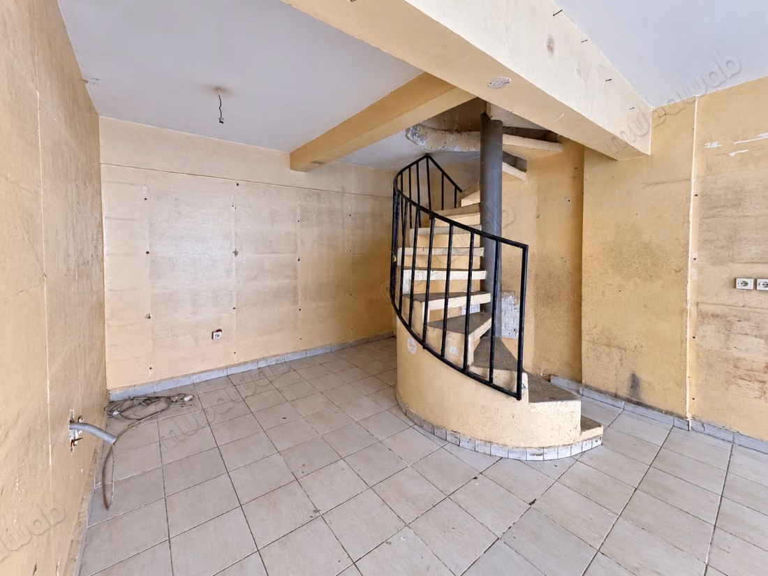 Magasin commercial de 154 m² 
Mezzanine & cave
