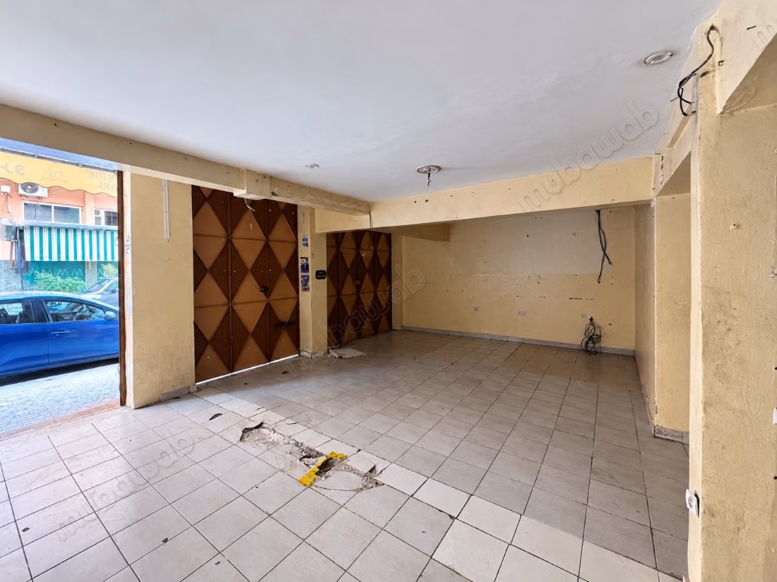 Magasin commercial de 154 m² 
Mezzanine & cave