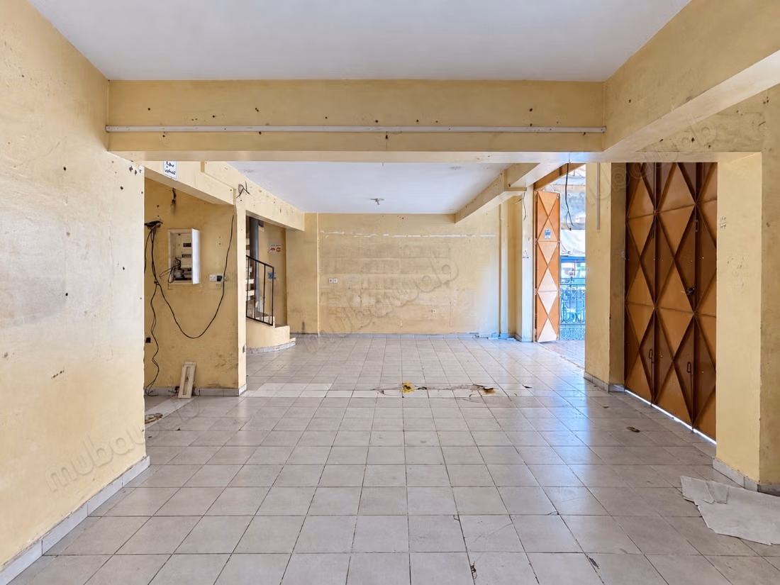 Magasin commercial de 154 m² 
Mezzanine & cave
