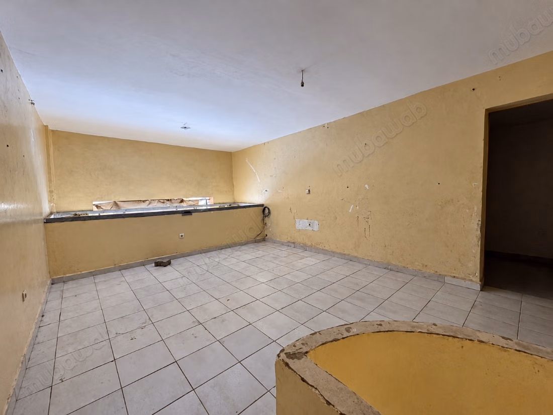 Magasin commercial de 154 m² 
Mezzanine & cave