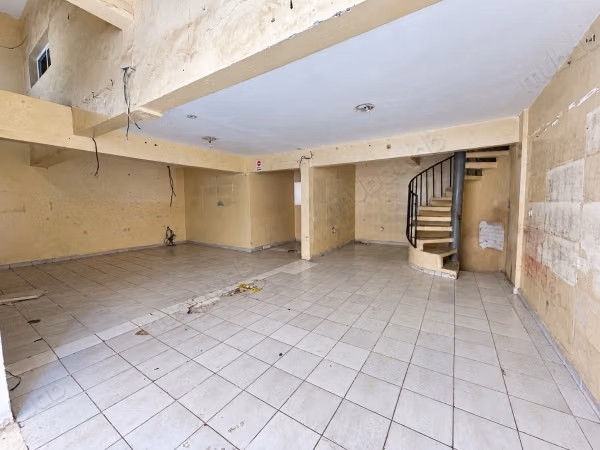 Magasin commercial de 154 m² 
Mezzanine & cave