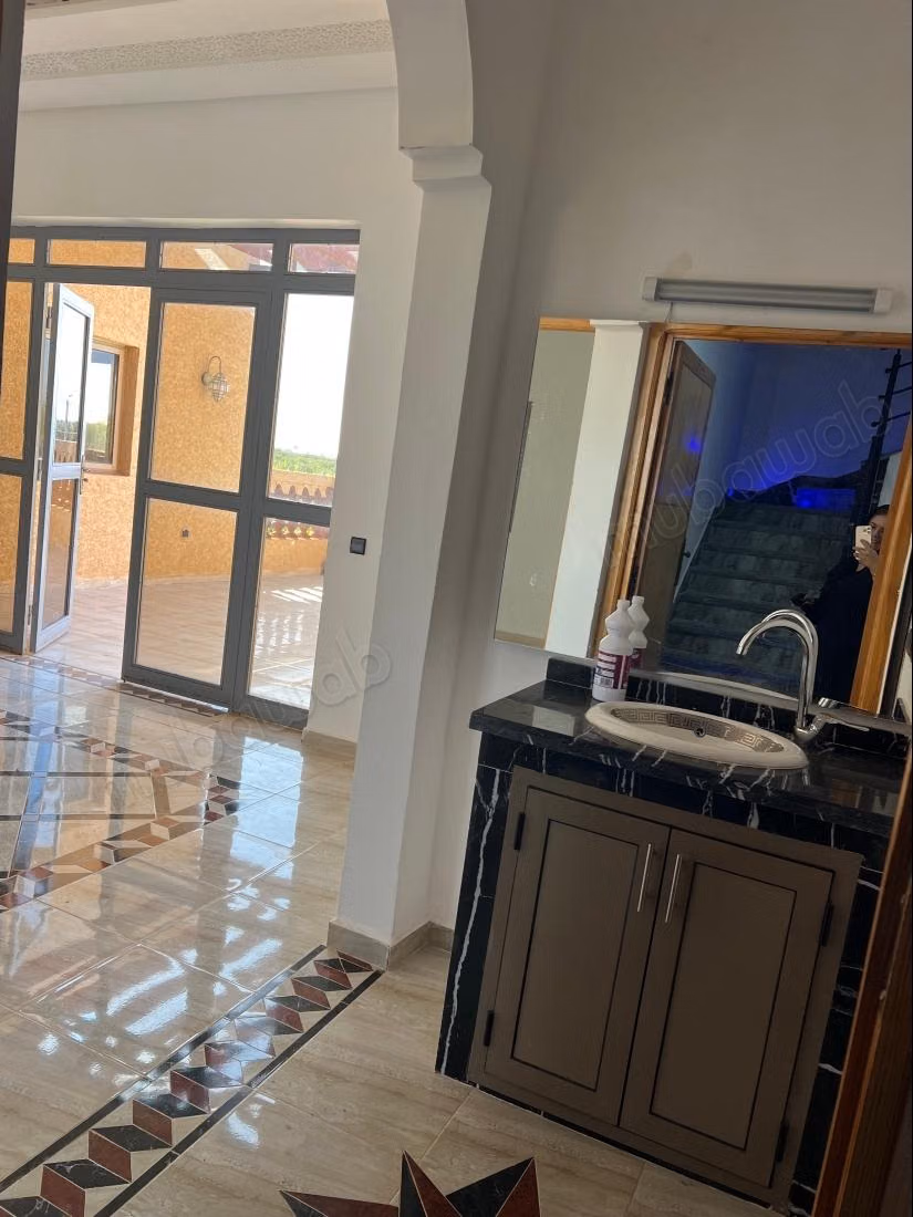 منزل فاخر للإيجار على طريق فاس. 5 غرف جميلة. تكييف ومسبح