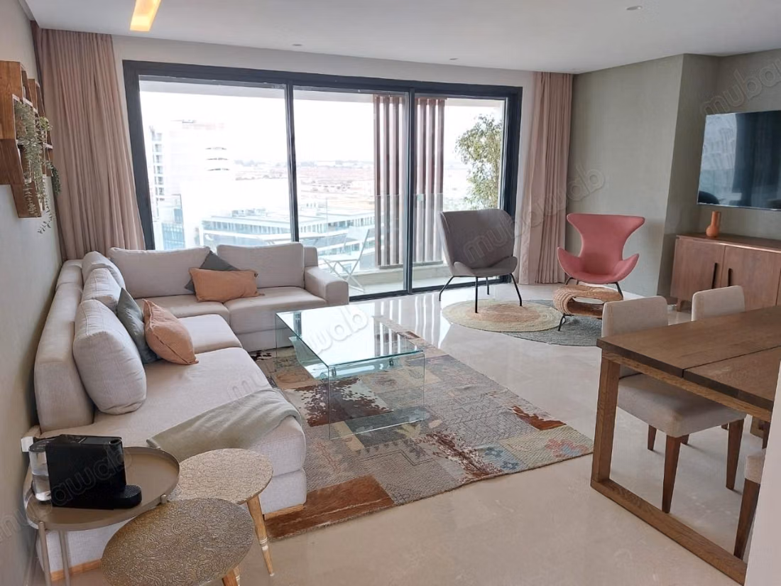 Huur van een appartement in Casablanca Finance City. 2 mooie slaapkamers. Alle comfort met open haard en airconditioning.
