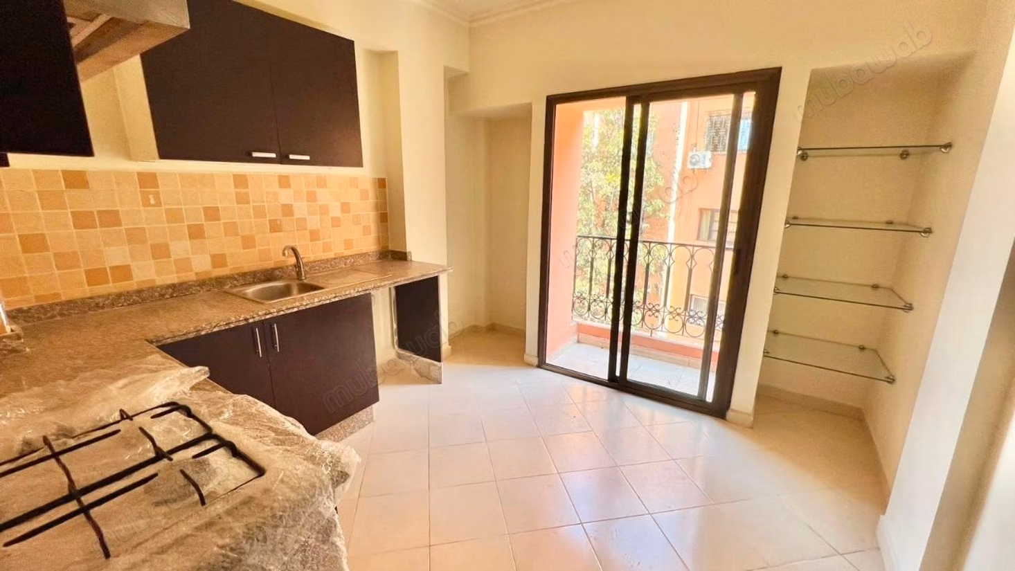 Louez cet appartement à Route Casablanca. 
3 grandes pièces. 
Piscine et service de Conciergerie