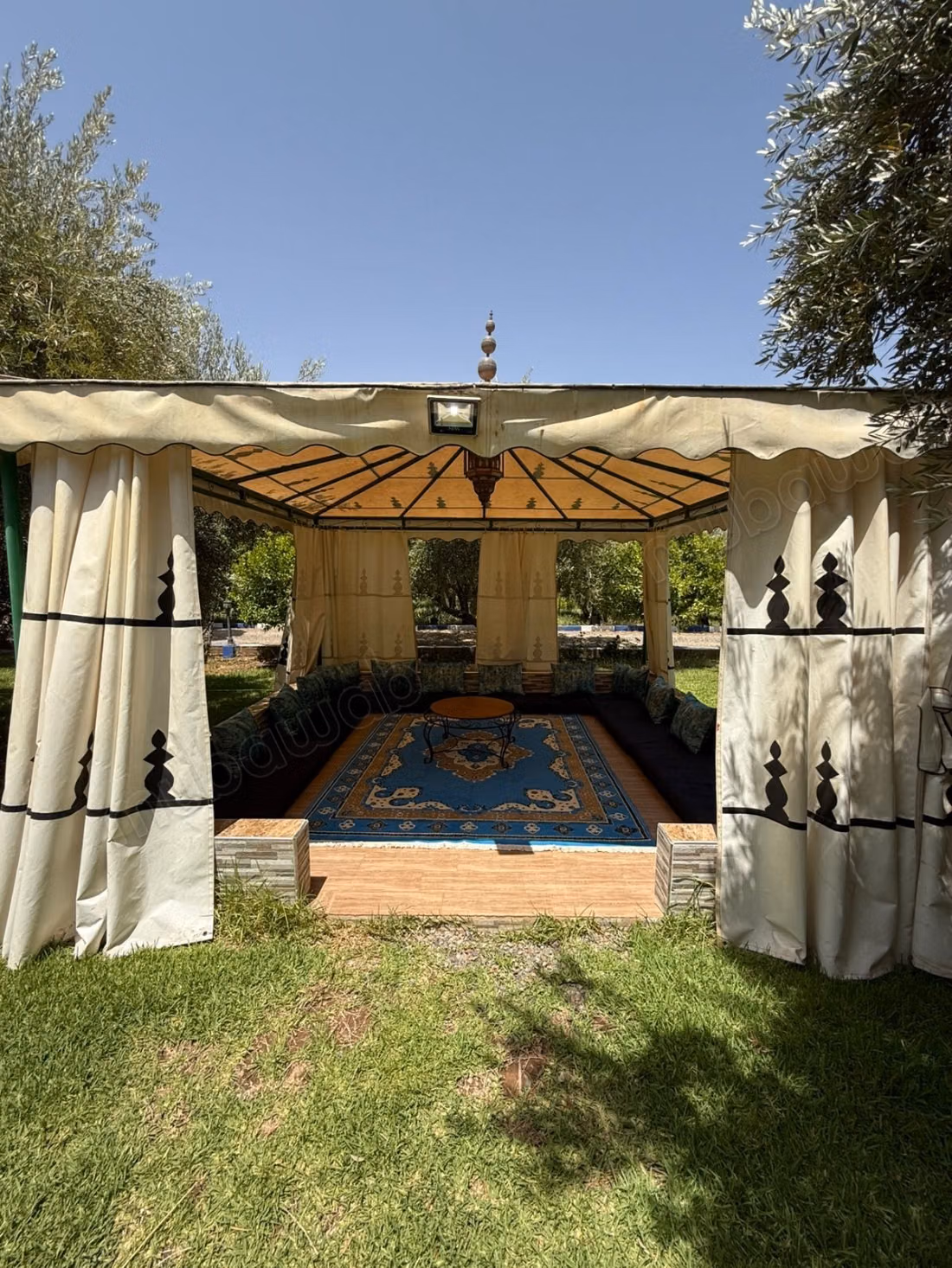 Villa 2000 m² à louer 
RT abdelah ghyat 
Marrakech