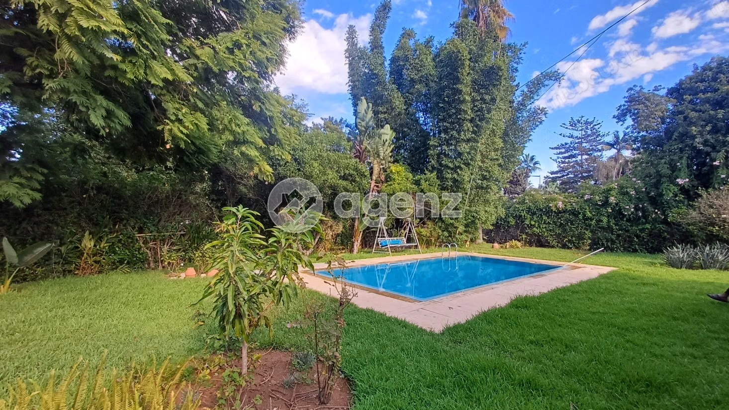 Villa à vendre 2 403 m², 3 chambres 
Souissi Rabat