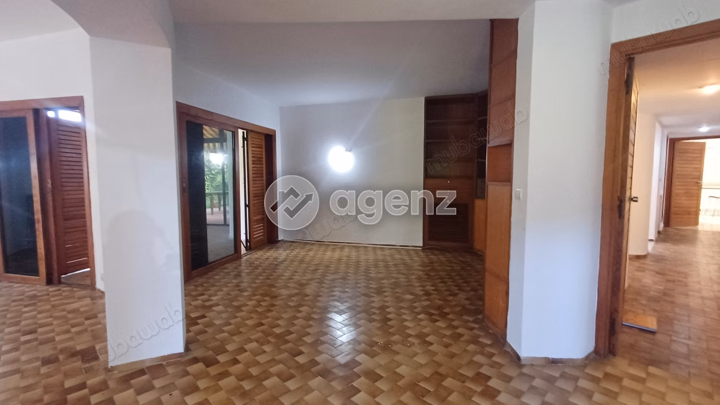 Villa à vendre 2 403 m², 3 chambres 
Souissi Rabat