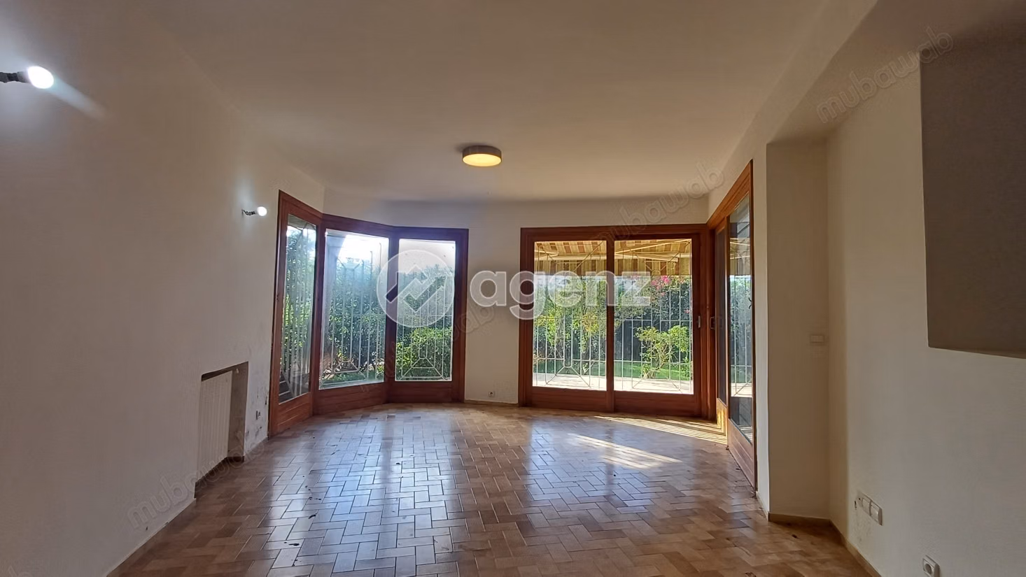 Villa à vendre 2 403 m², 3 chambres 
Souissi Rabat
