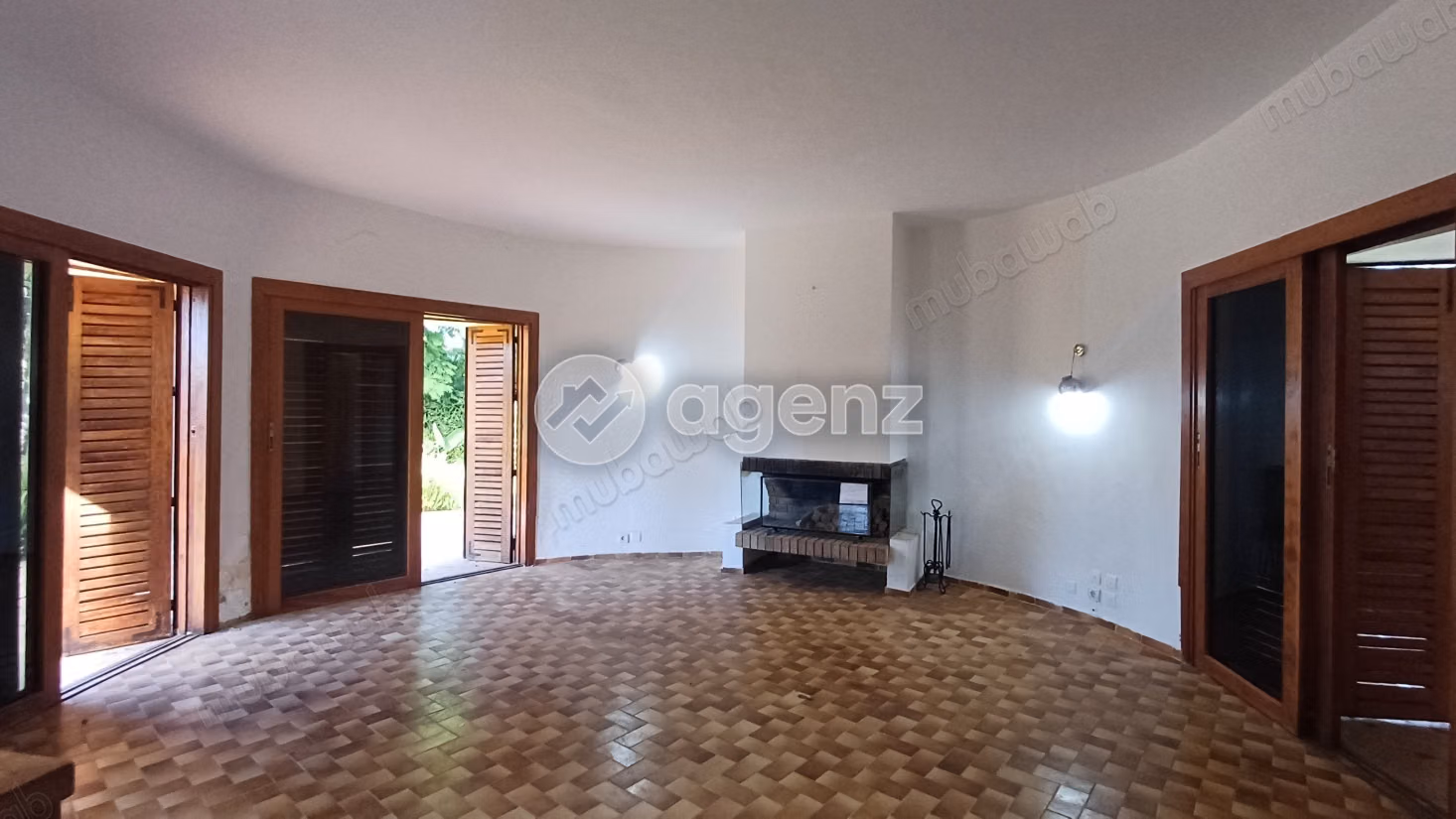 Villa à vendre 2 403 m², 3 chambres 
Souissi Rabat