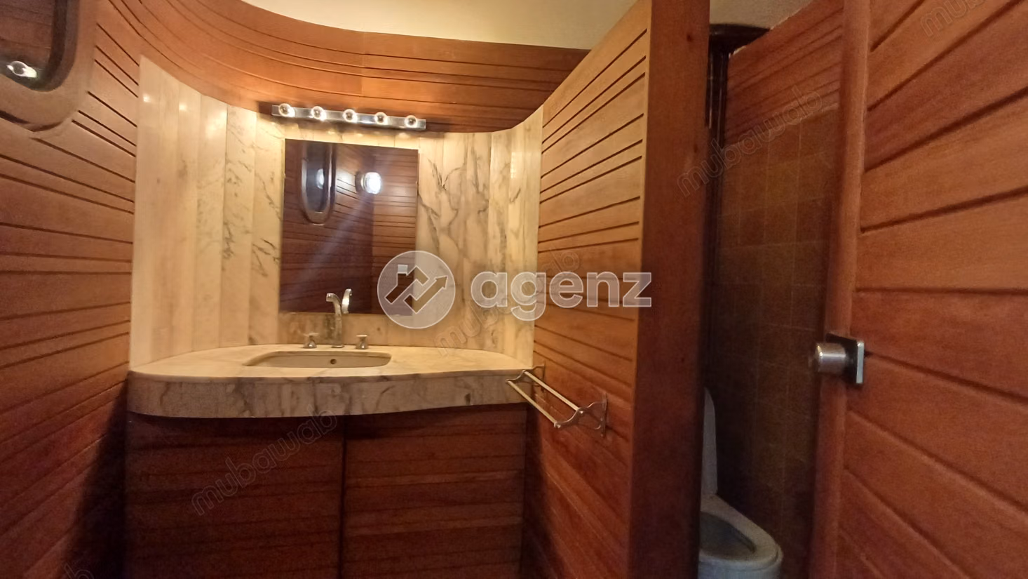 Villa à vendre 2 403 m², 3 chambres 
Souissi Rabat