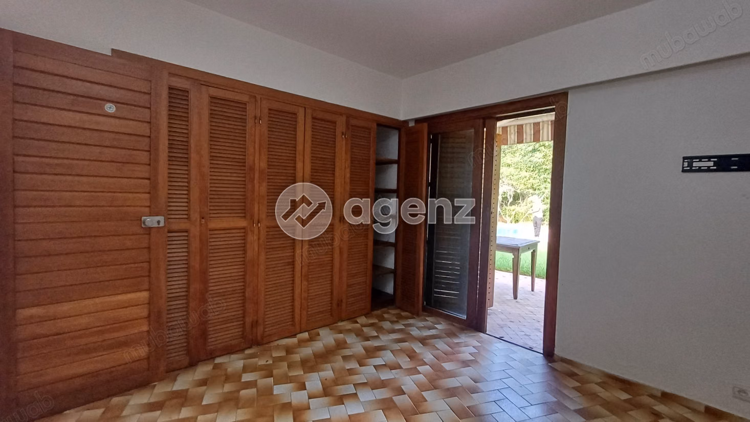 Villa à vendre 2 403 m², 3 chambres 
Souissi Rabat