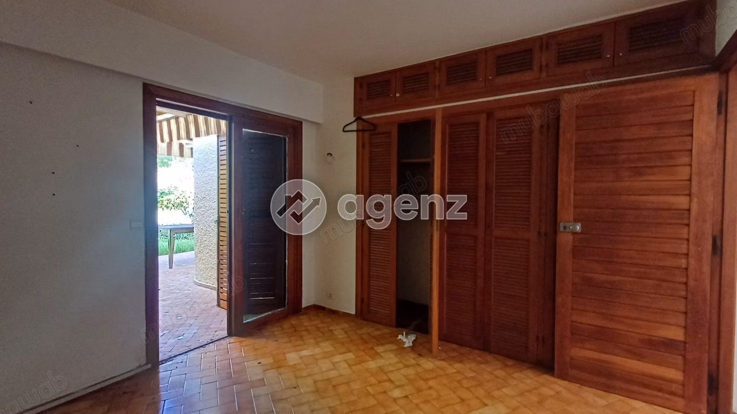 Villa à vendre 2 403 m², 3 chambres 
Souissi Rabat