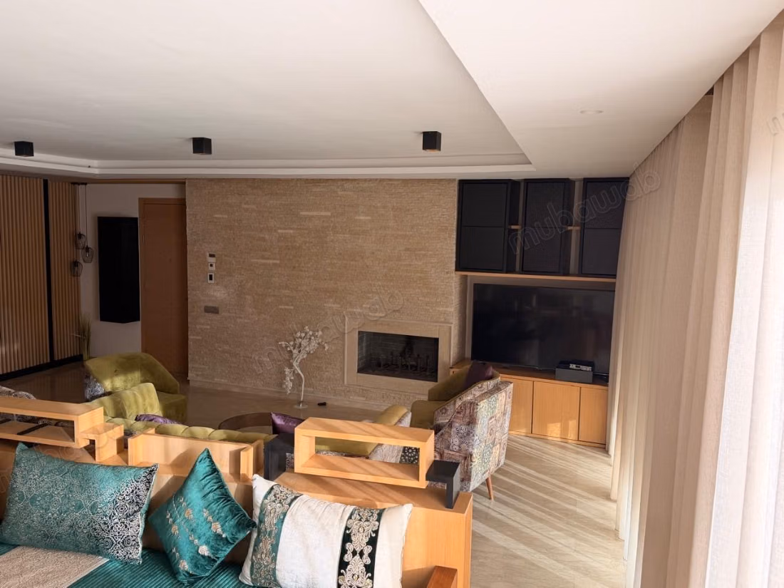 Appartement en location à Prestigia Hay Riyad. Surface totale 220 m². Spacieux salon européen