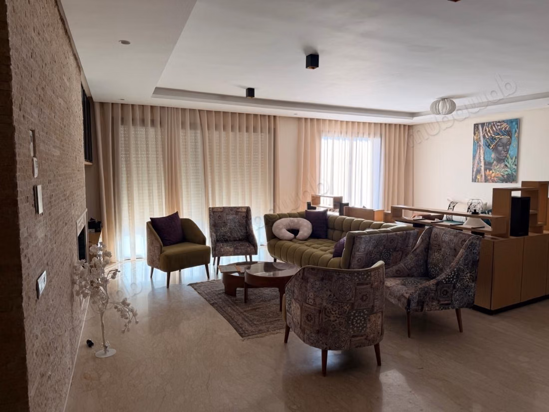 Appartement en location à Prestigia Hay Riyad. Surface totale 220 m². Spacieux salon européen