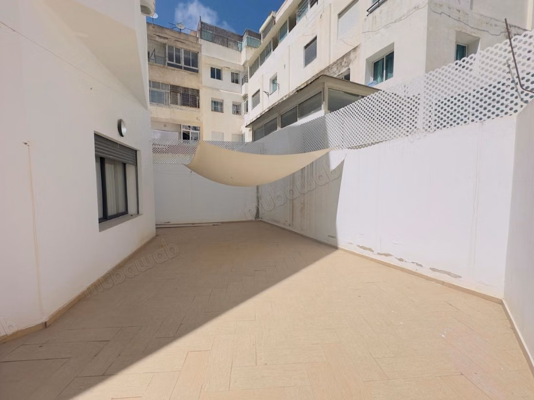Sell apartment in Bourgogne East. 1 bedroom. Parking and terrace