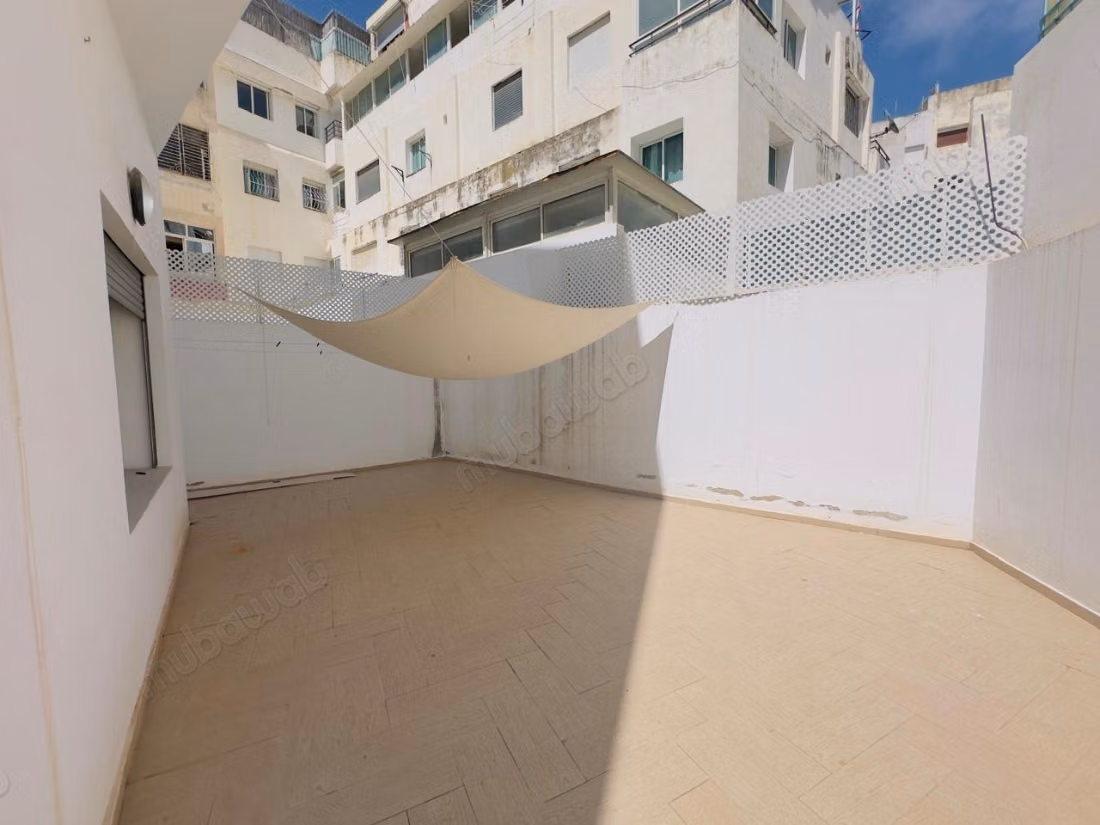 Sell apartment in Bourgogne East. 1 bedroom. Parking and terrace