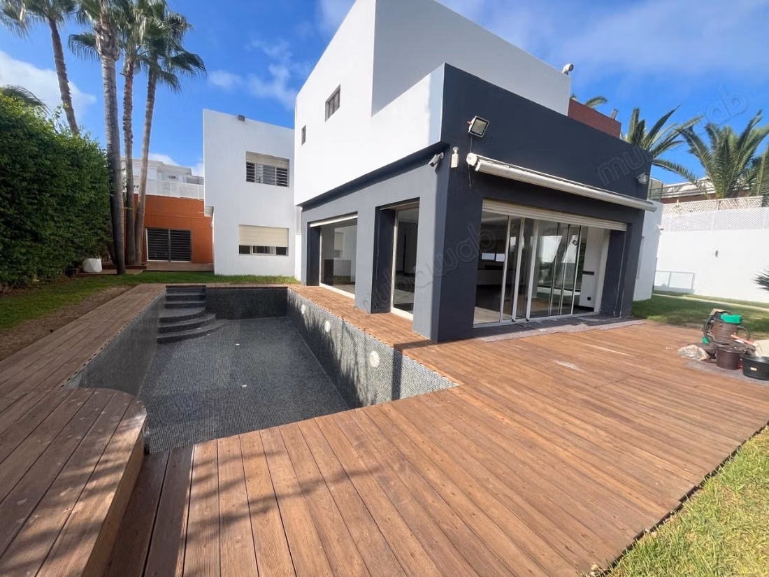 Villa professionnelle de 1.250 m de surface exploitable a la location en plein quartier Anfa idéal pour siège social