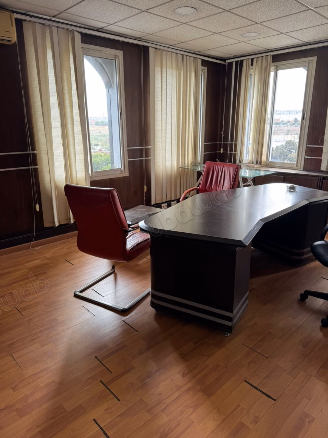 Location de bureaux à Aïn Sebaâ.
Superficie 90 m².
Concierge et climatisation