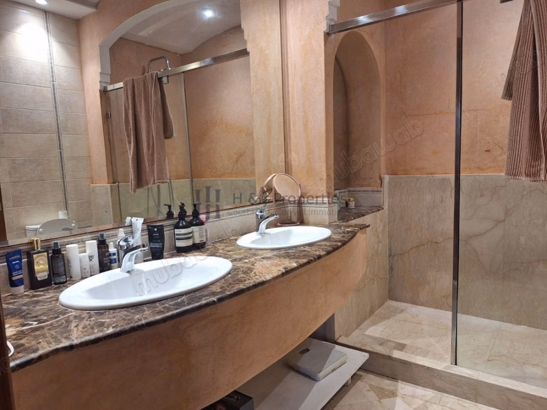 Villa t5 vide 395m² – rés. Piscine