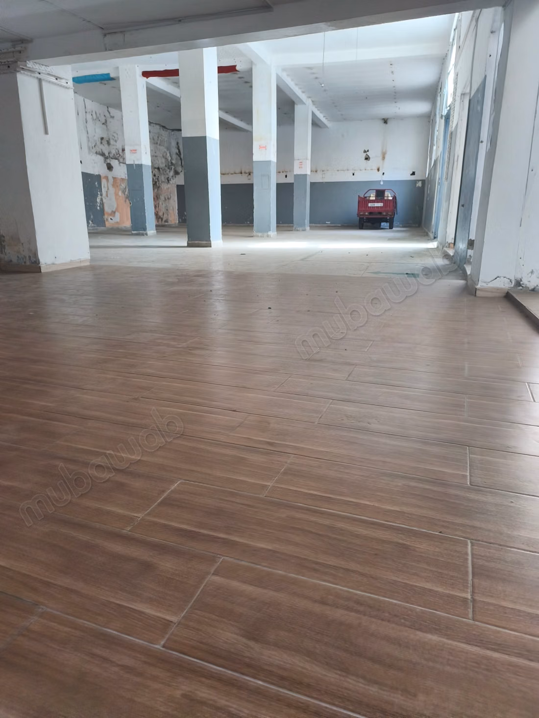 Grand Local pour stockage ou logistisue ou autre activité non industrielle à Ain El Hayani.
Plein centre 1300 m²
