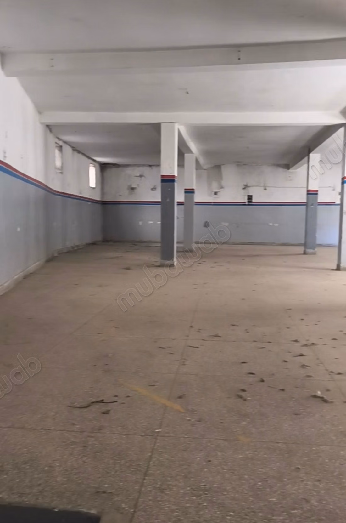 Grand Local pour stockage ou logistisue ou autre activité non industrielle à Ain El Hayani.
Plein centre 1300 m²