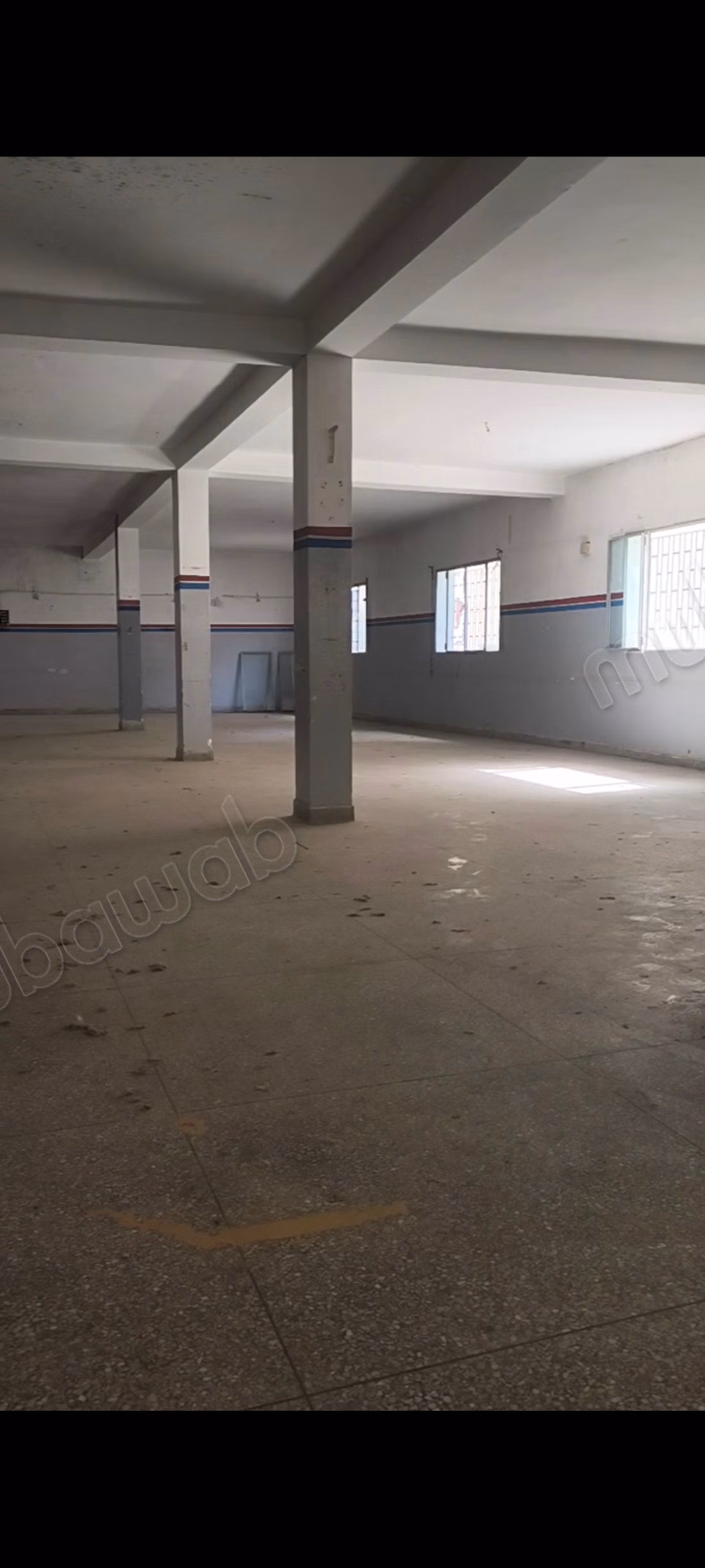 Grand Local pour stockage ou logistisue ou autre activité non industrielle à Ain El Hayani.
Plein centre 1300 m²