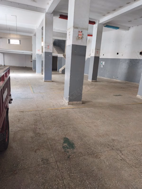Grand Local pour stockage ou logistisue ou autre activité non industrielle à Ain El Hayani.
Plein centre 1300 m²
