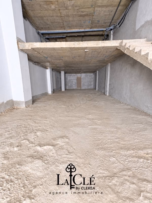 Local commercial à vendre à Racine Extension. Surface totale 227 m² soit 151 m² au sol 75m² de mezzanine, avec une gaine. Conciergerie à disposition