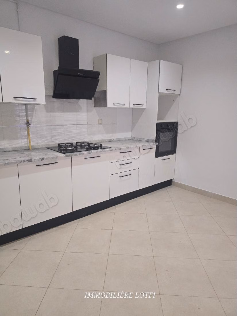 Proprietà in affitto a Cité El Khalil. 4 belle camere. Sistema satellitare e residenza sicura.