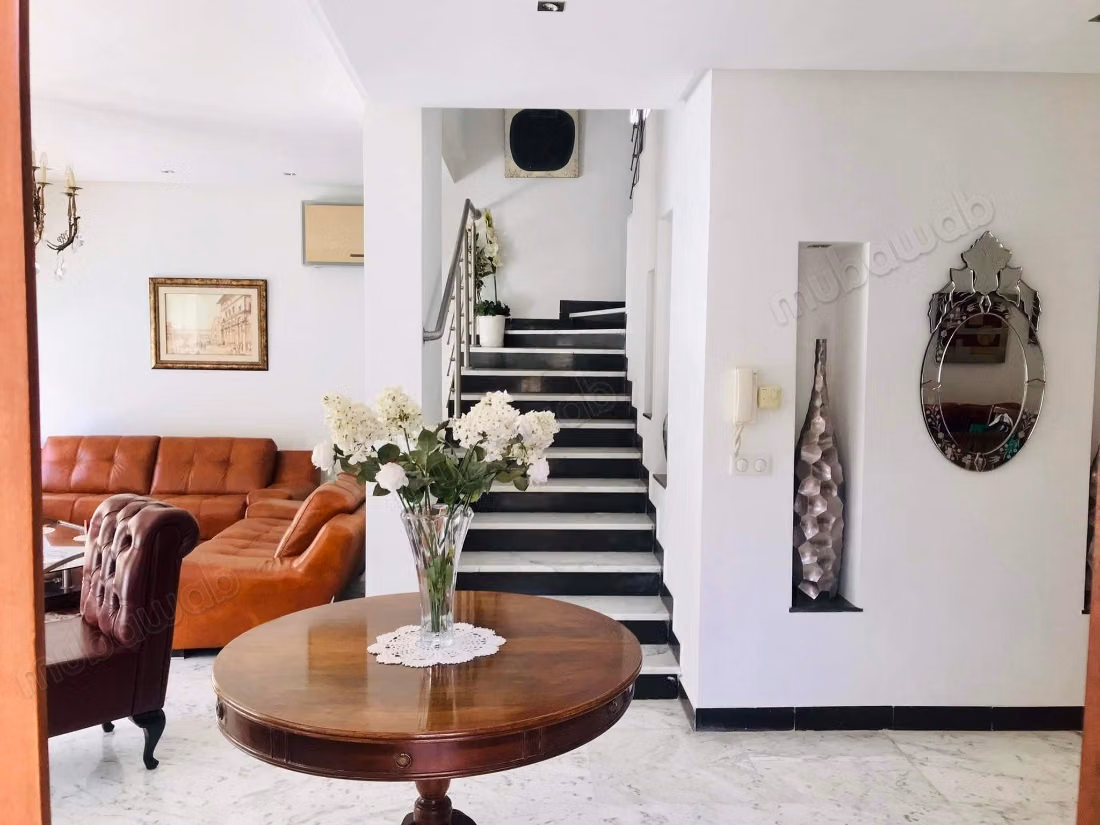 Proprietà in affitto a Cité El Khalil. 4 belle camere. Sistema satellitare e residenza sicura.