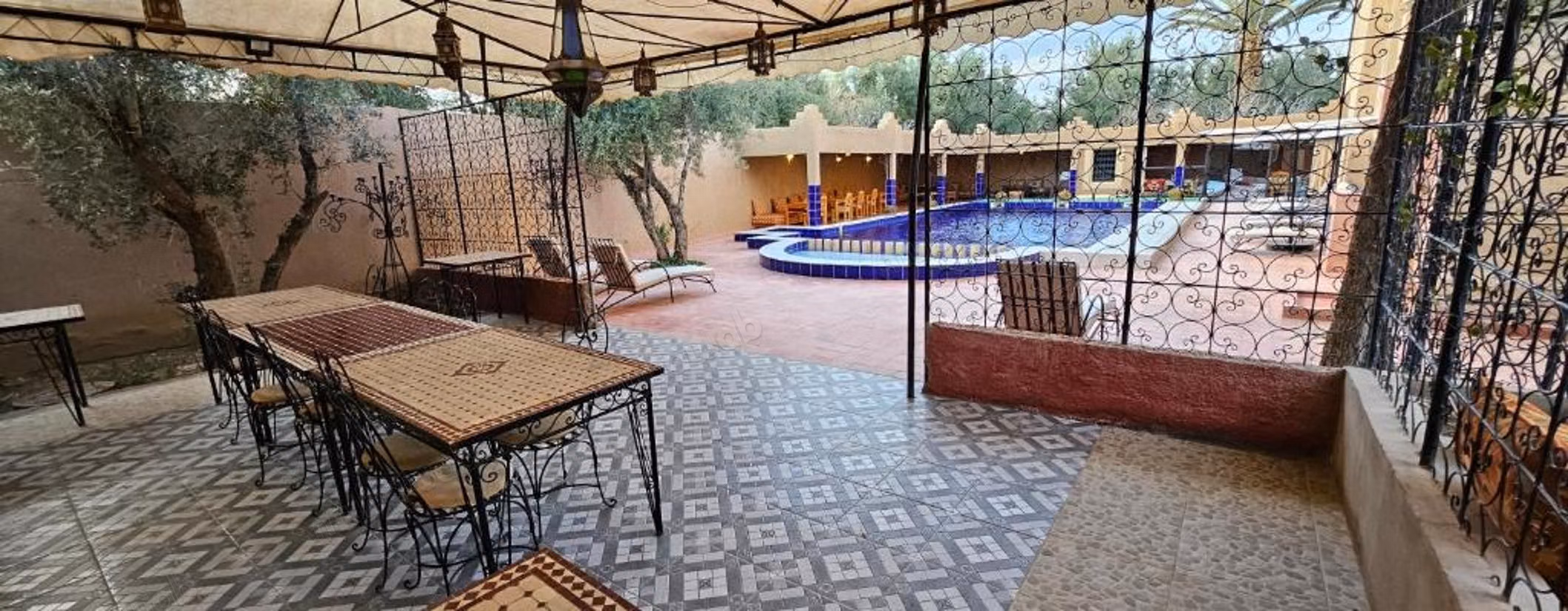 Maison d'hôte à vendre de 14 chambres 
piscine jardin
