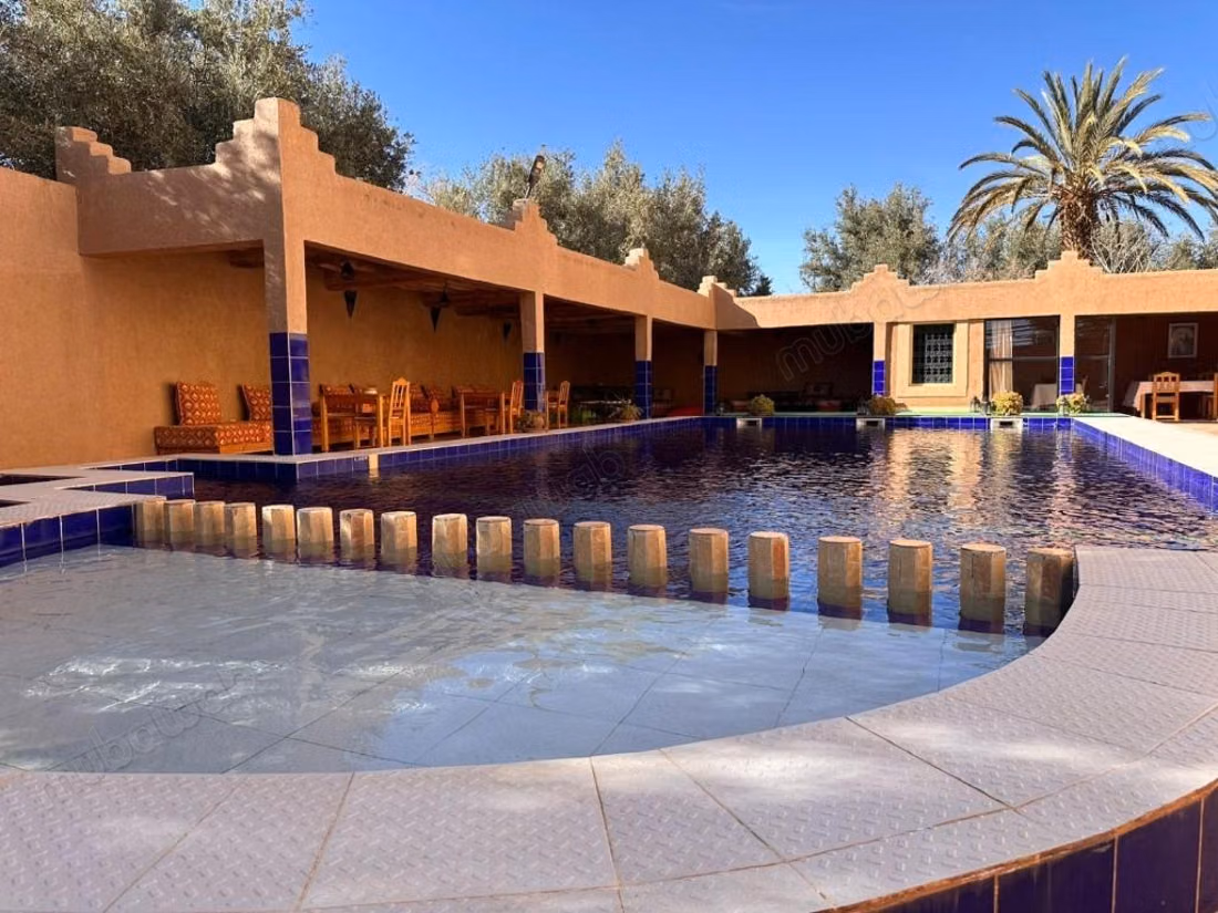 Maison d'hôte à vendre de 14 chambres 
piscine jardin
