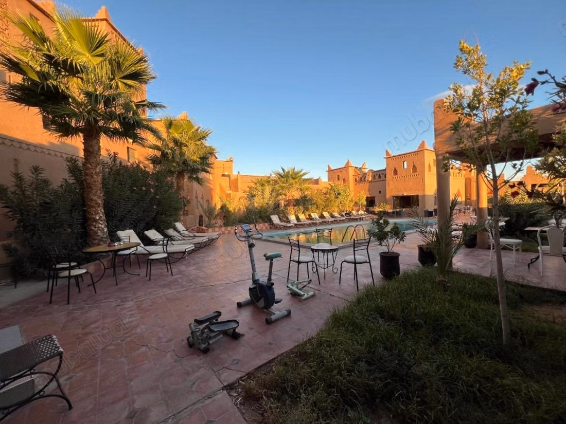 Maison d'hôte à vendre de 14 chambres 
piscine jardin
