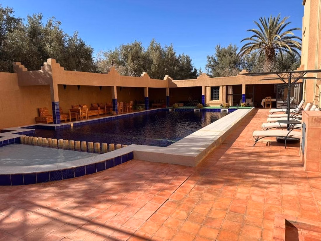 Maison d'hôte à vendre de 14 chambres 
piscine jardin