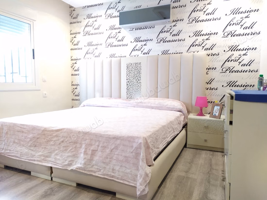 Maison de luxe à vendre à Mdiq. 3 chambres confortables. Meublée