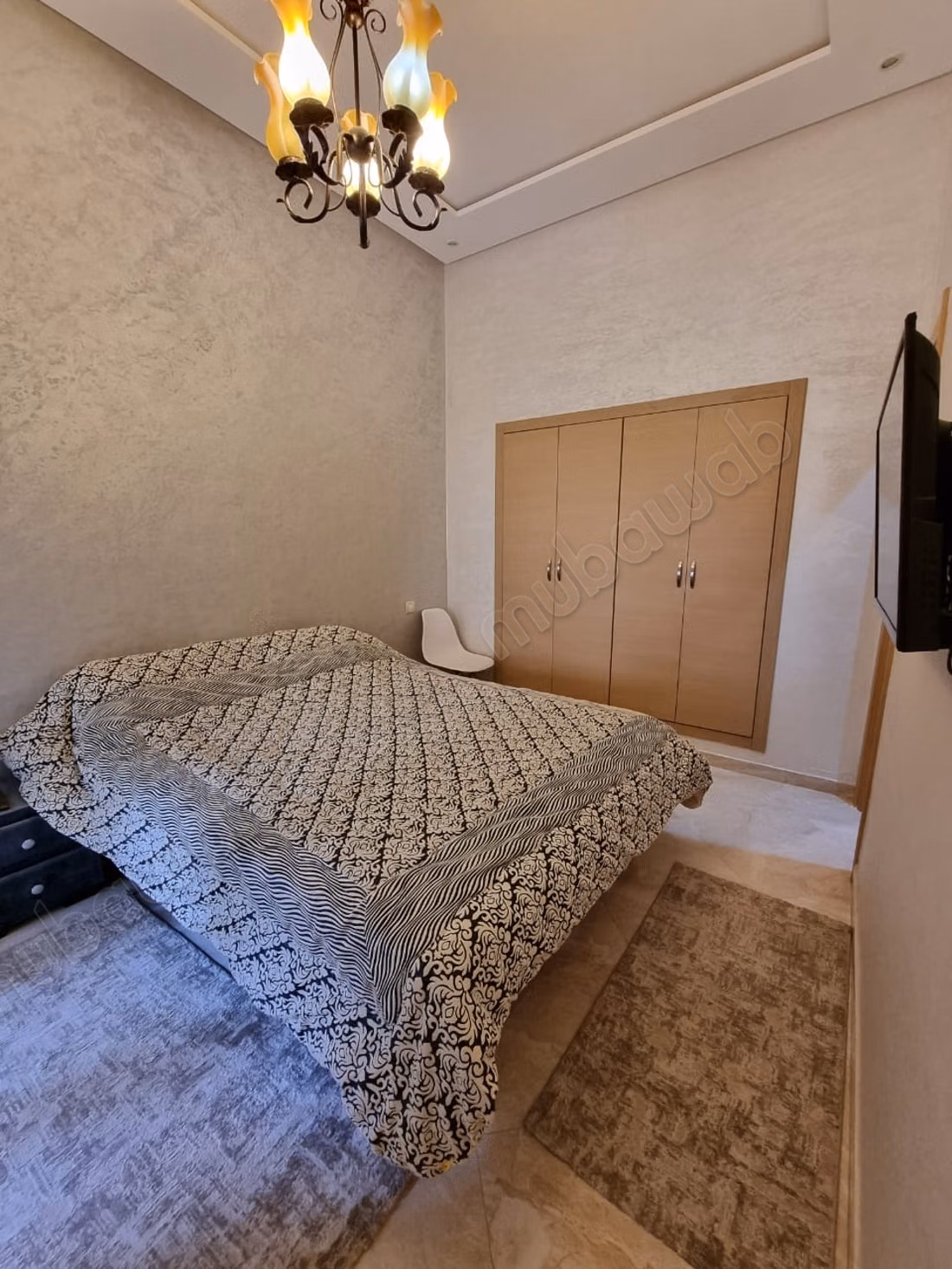 Superbe appartement à louer à Riyad Salam. Superficie totale de 115 m². Salon marocain typique, résidence sécurisée