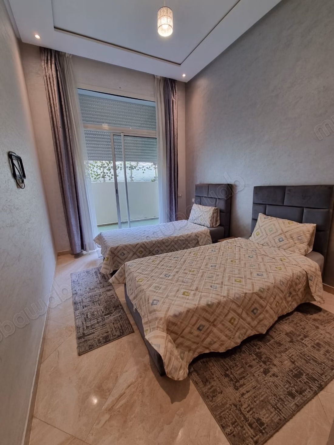 Superbe appartement à louer à Riyad Salam. Superficie totale de 115 m². Salon marocain typique, résidence sécurisée