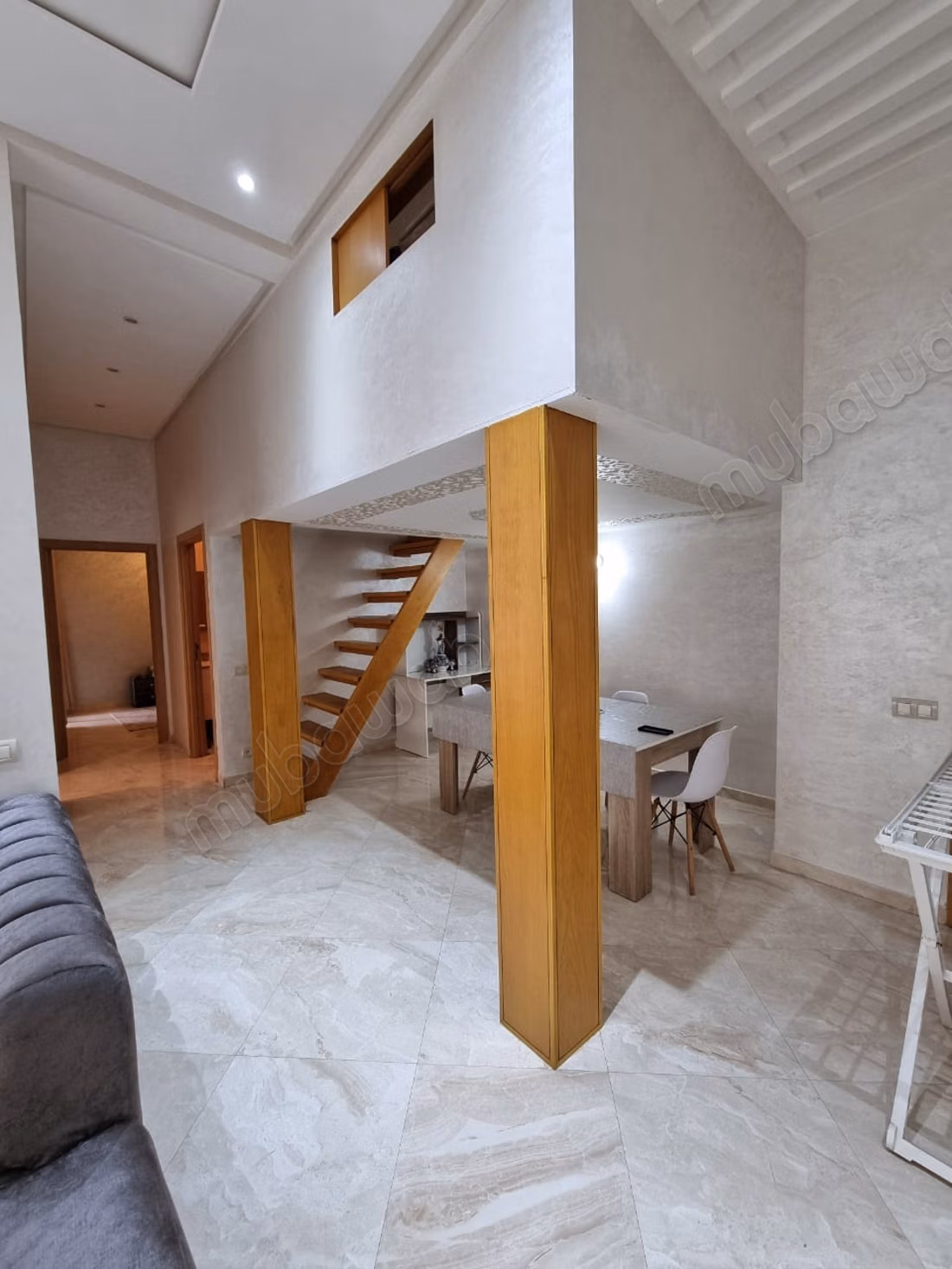 Superbe appartement à louer à Riyad Salam. Superficie totale de 115 m². Salon marocain typique, résidence sécurisée