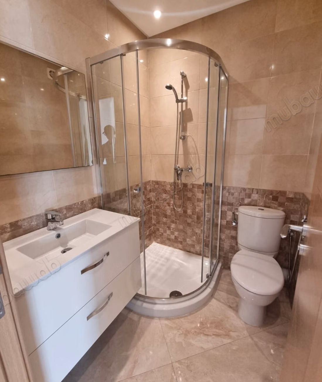 Superbe appartement à louer à Riyad Salam. Superficie totale de 115 m². Salon marocain typique, résidence sécurisée