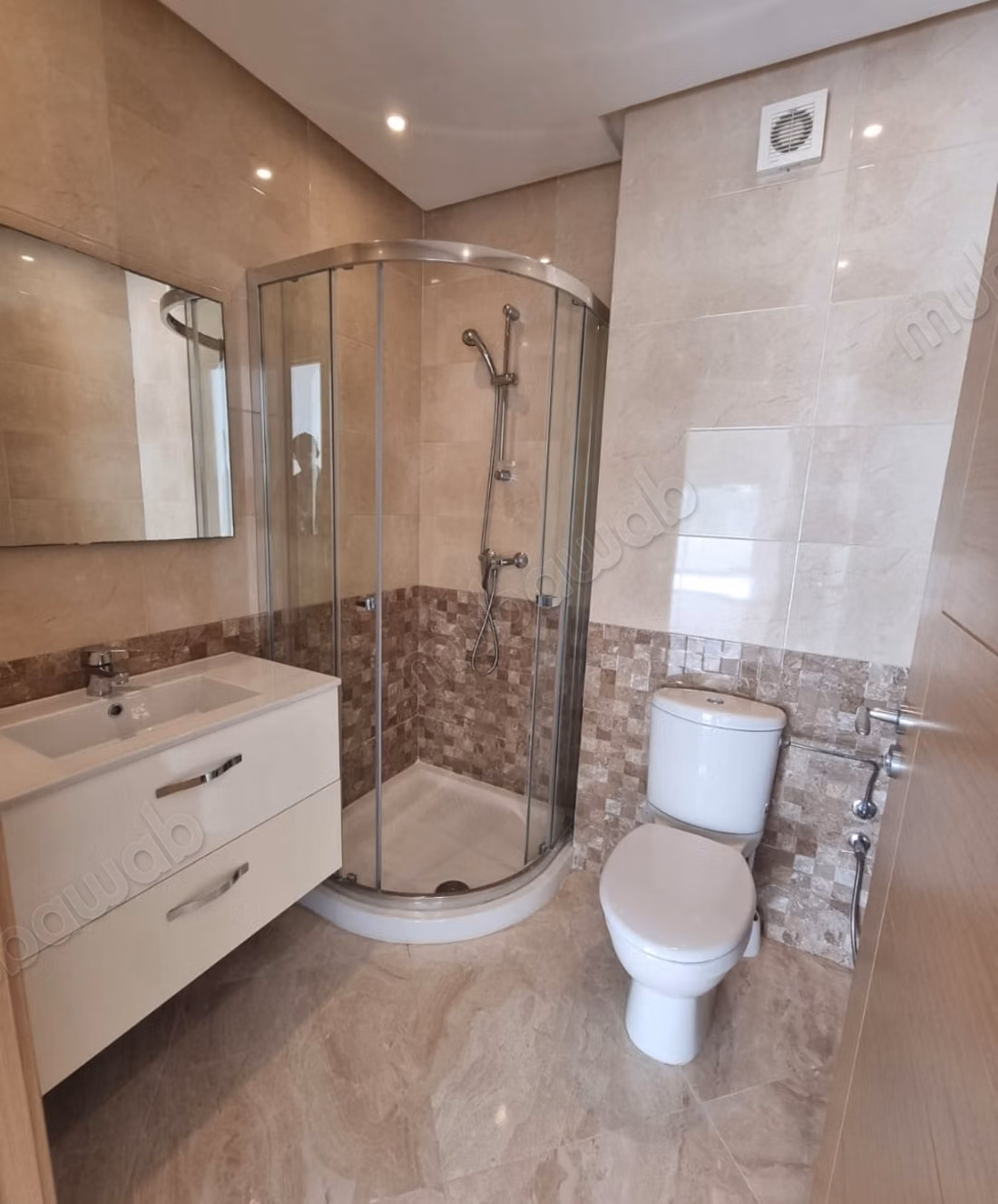 Superbe appartement à louer à Riyad Salam. Superficie totale de 115 m². Salon marocain typique, résidence sécurisée