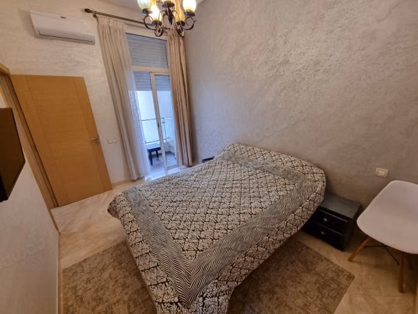 Superbe appartement à louer à Riyad Salam. Superficie totale de 115 m². Salon marocain typique, résidence sécurisée