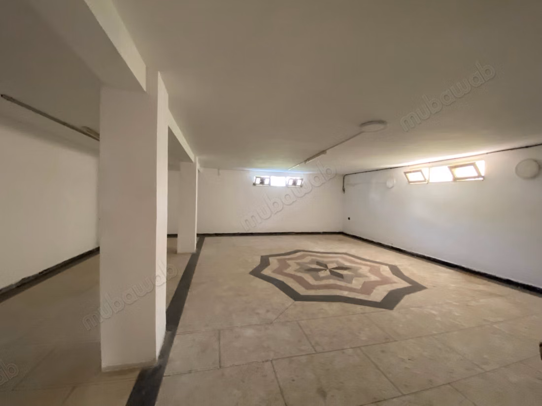 Superbe villa à usage commercial à louer à Agdal. Surface totale 711 m²