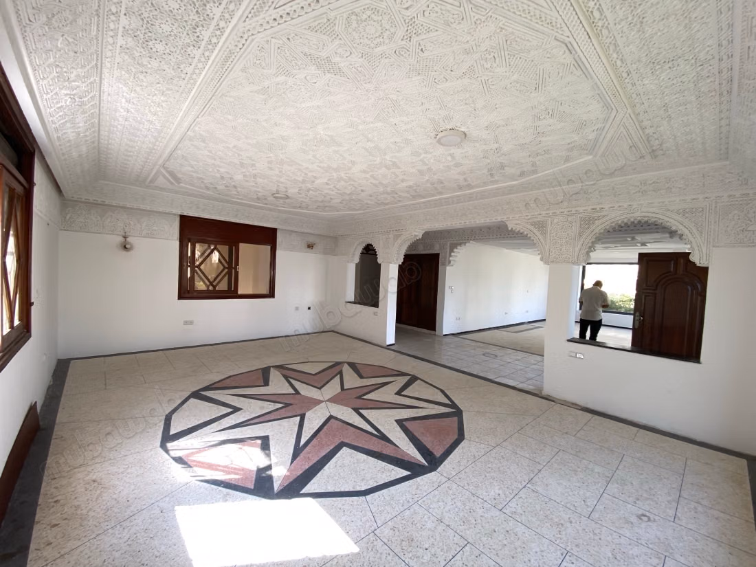 Superbe villa à usage commercial à louer à Agdal. Surface totale 711 m²