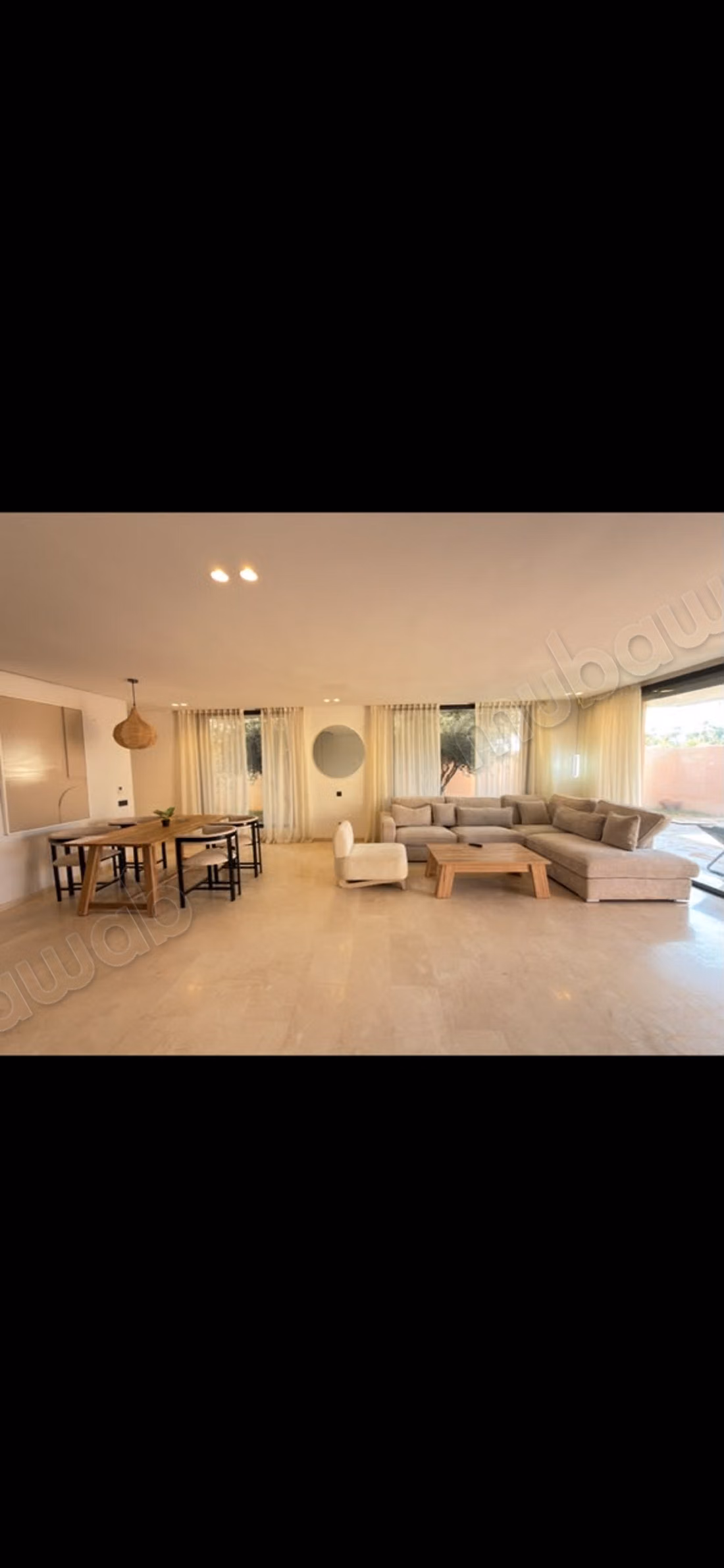 Location saisonnière villa de luxe à Route de Tahanaout. 
3 chambres agréables. 
Piscine et air conditionné