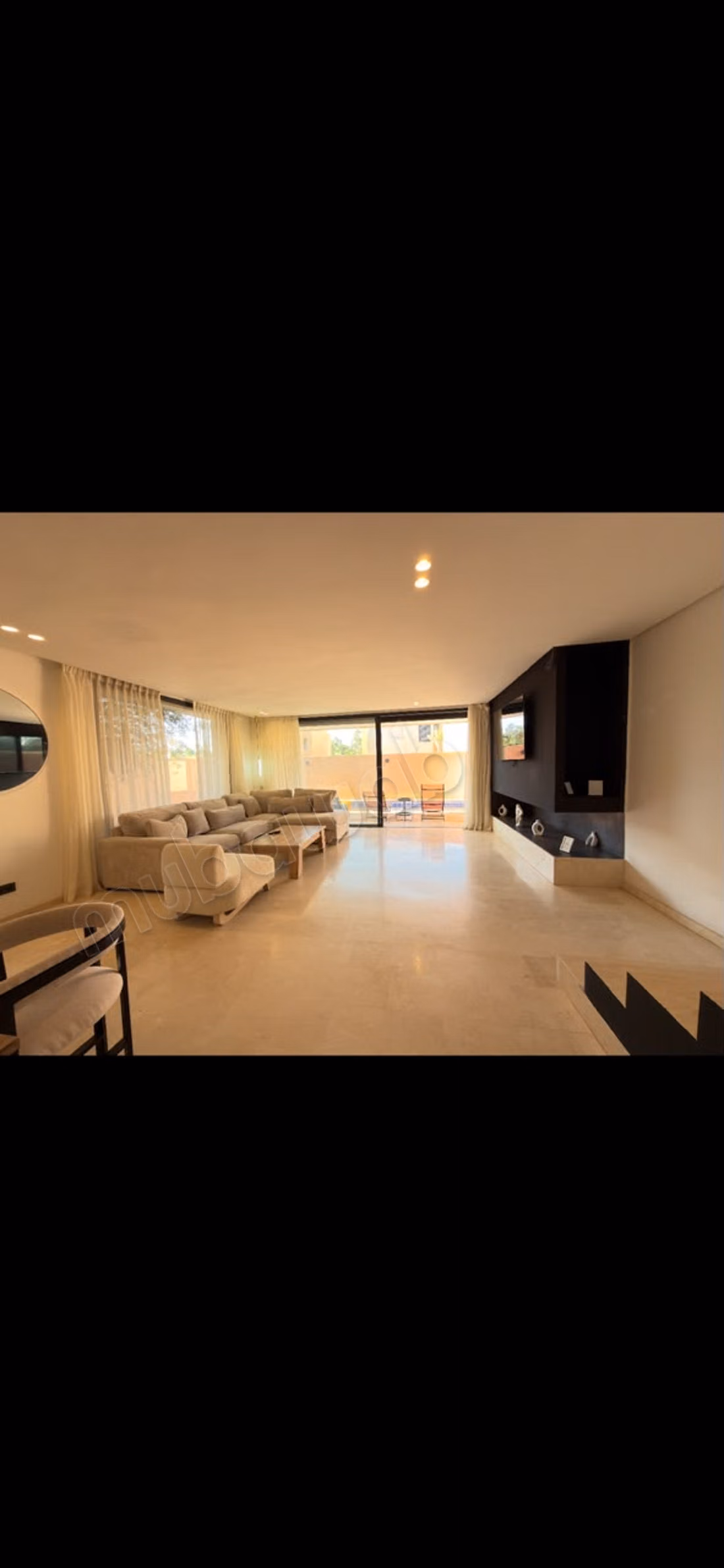 Location saisonnière villa de luxe à Route de Tahanaout. 
3 chambres agréables. 
Piscine et air conditionné