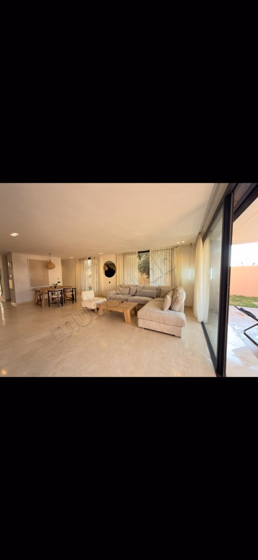Location saisonnière villa de luxe à Route de Tahanaout. 
3 chambres agréables. 
Piscine et air conditionné