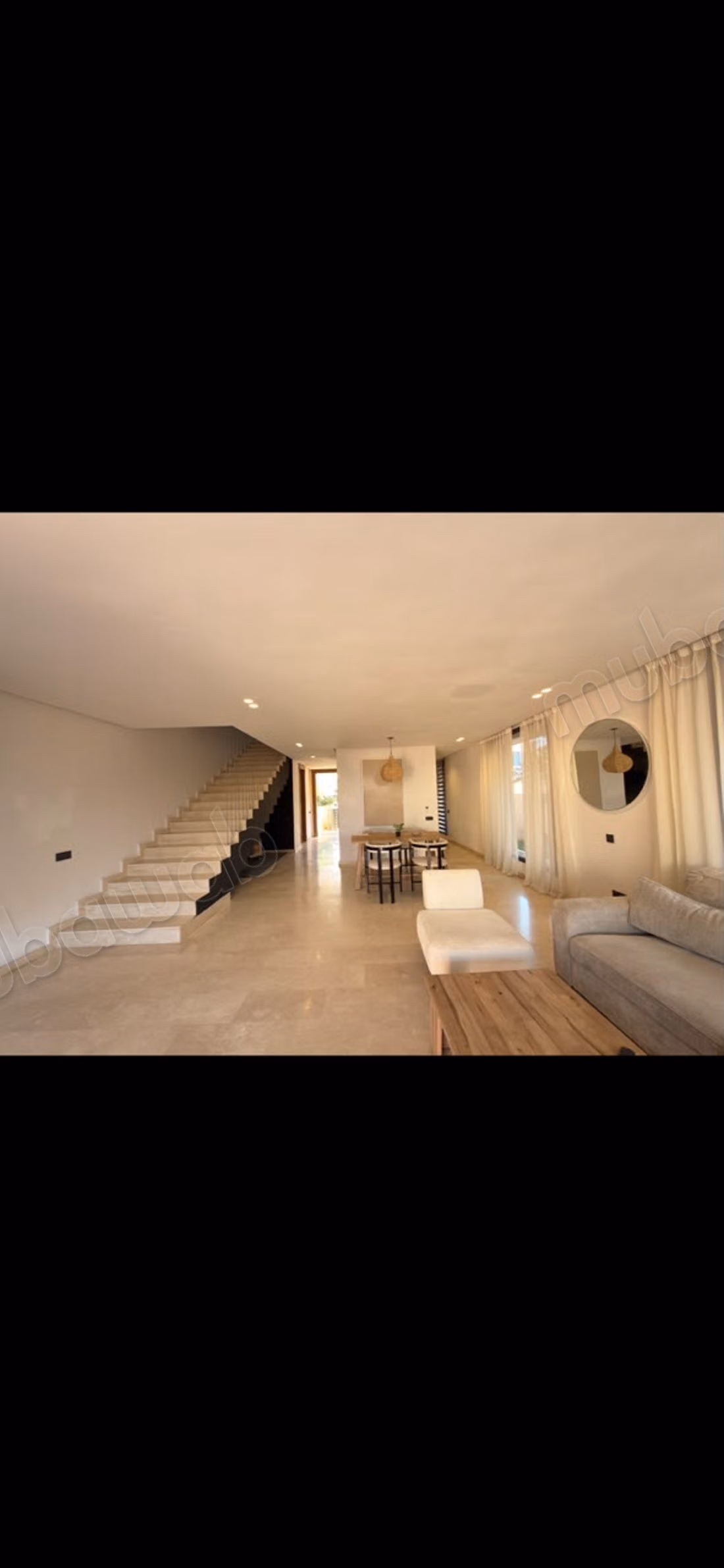 Location saisonnière villa de luxe à Route de Tahanaout. 
3 chambres agréables. 
Piscine et air conditionné