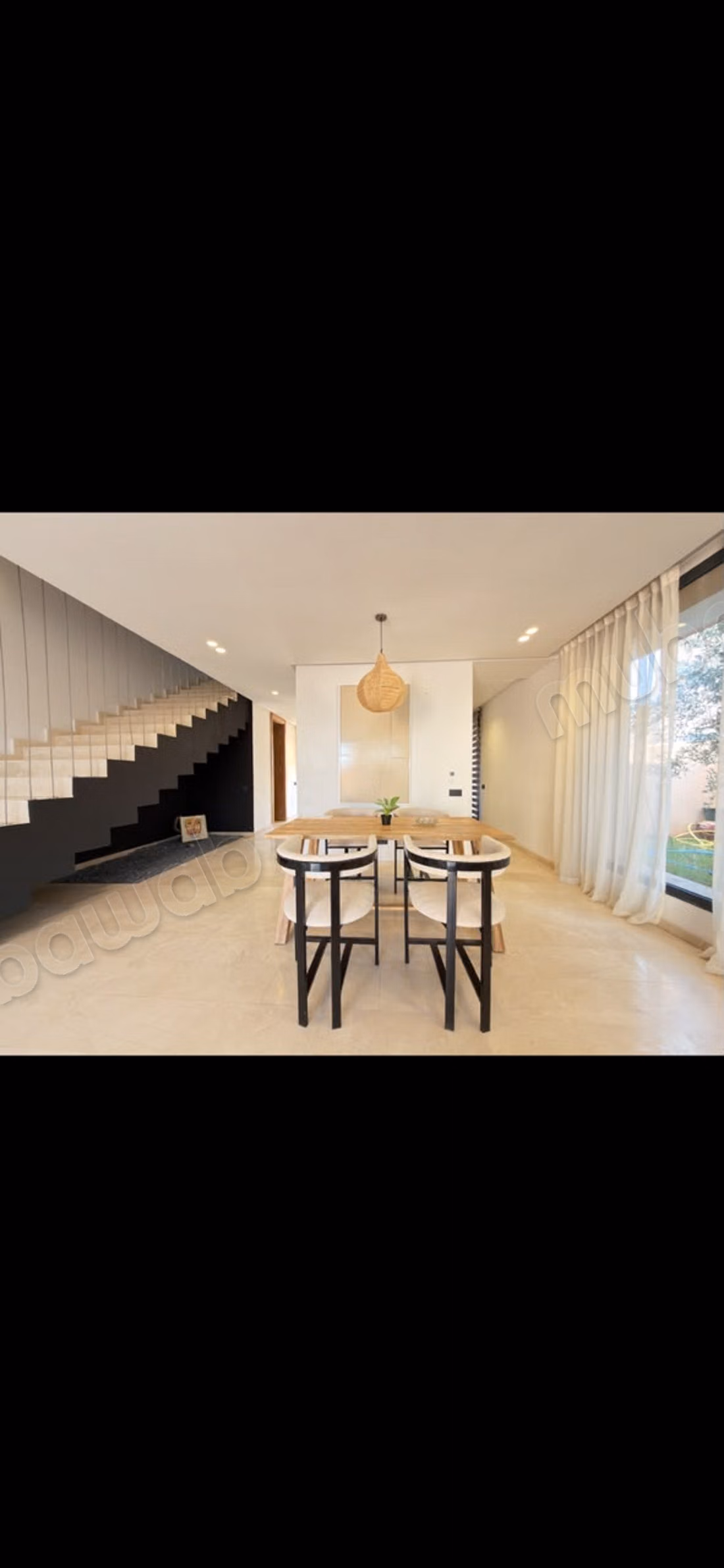 Location saisonnière villa de luxe à Route de Tahanaout. 
3 chambres agréables. 
Piscine et air conditionné