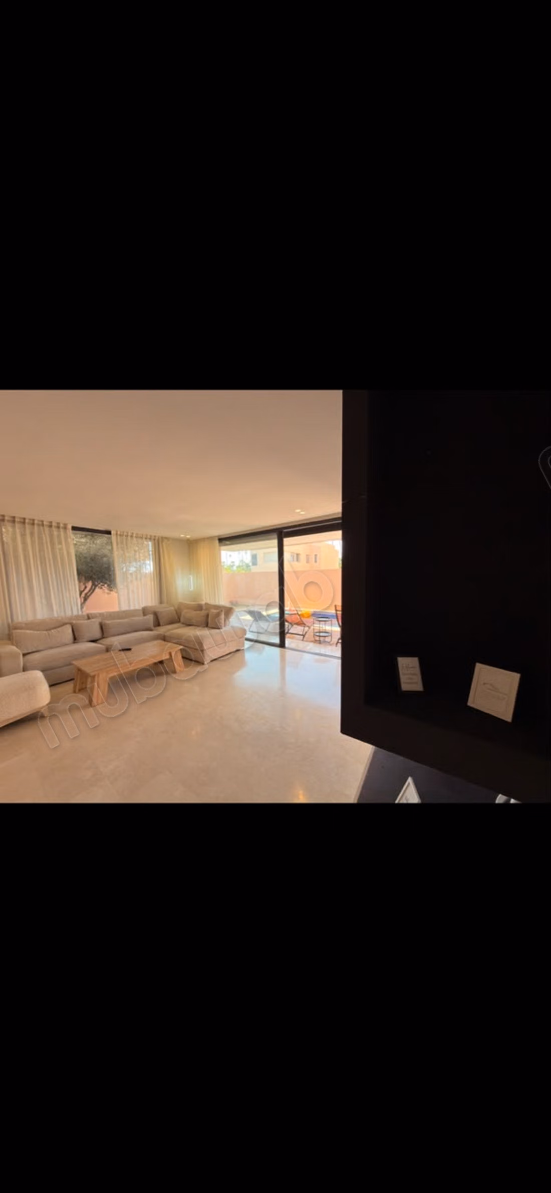 Location saisonnière villa de luxe à Route de Tahanaout. 
3 chambres agréables. 
Piscine et air conditionné